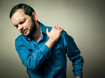 man experiencing shoulder pain